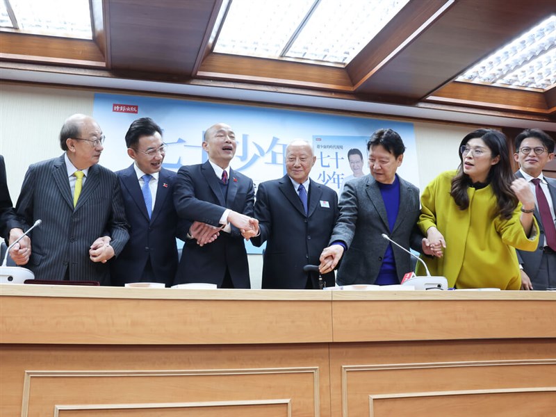 Politicians talk 'reconciliation' at Jaw Shau-kong book launch