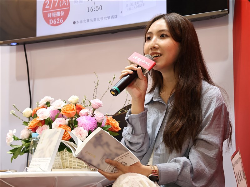 Taiwanese poet Un Jiok-kiâu turns Taigi poetry into a bestseller