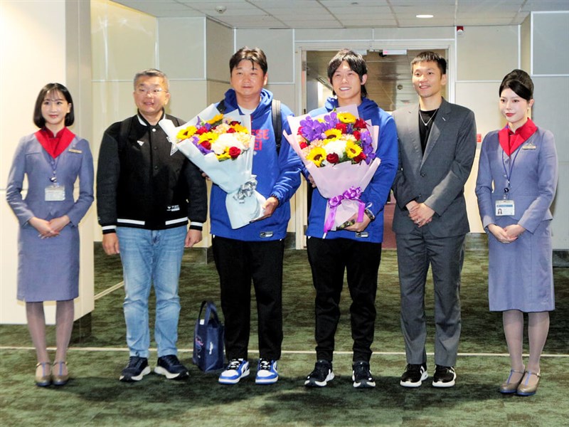 Team Taiwan welcomed by sports minister, 300 fans at airport