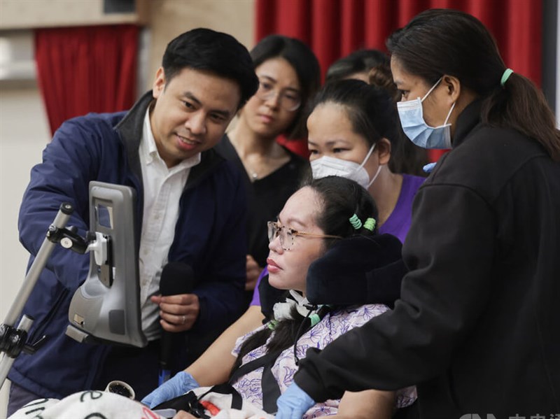After long search, Filipino doctor brings wife to Taiwan for rare treatment