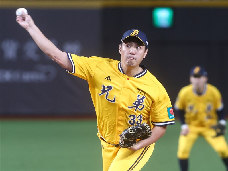Guardians erupt for 13 runs in 1st inning to rout Brothers