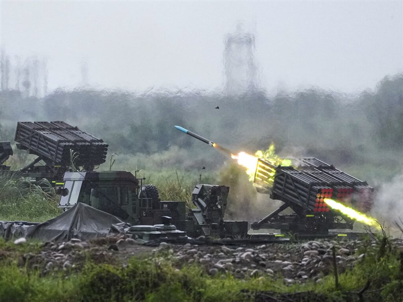 Army simulates defending against amphibious invasion in Taichung