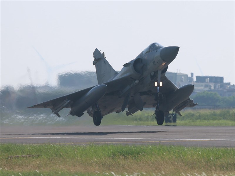 Air Force holds Mirage 2000 combat drills in Hsinchu