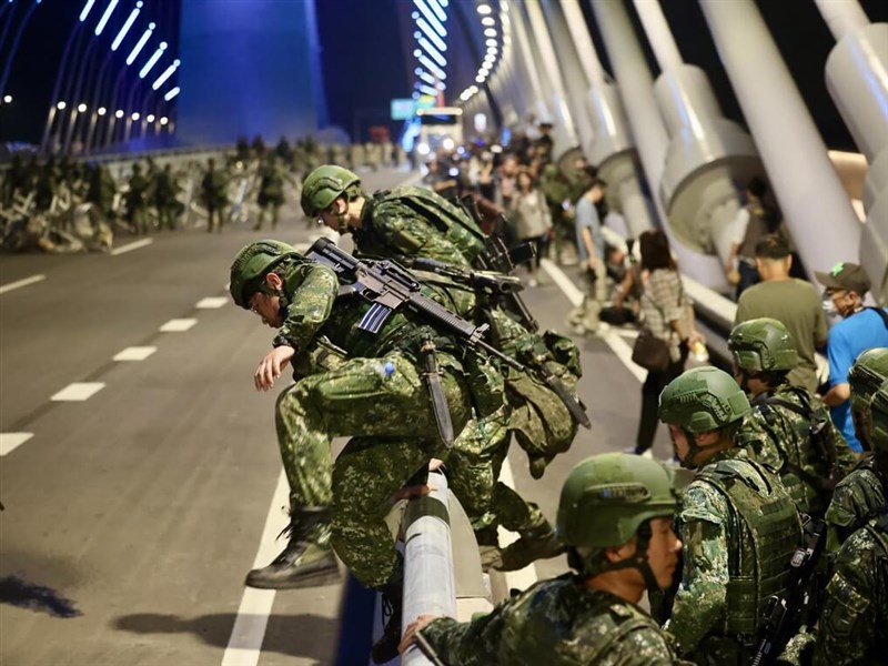 Danjiang Bridge closed for 1st time for blockade drill