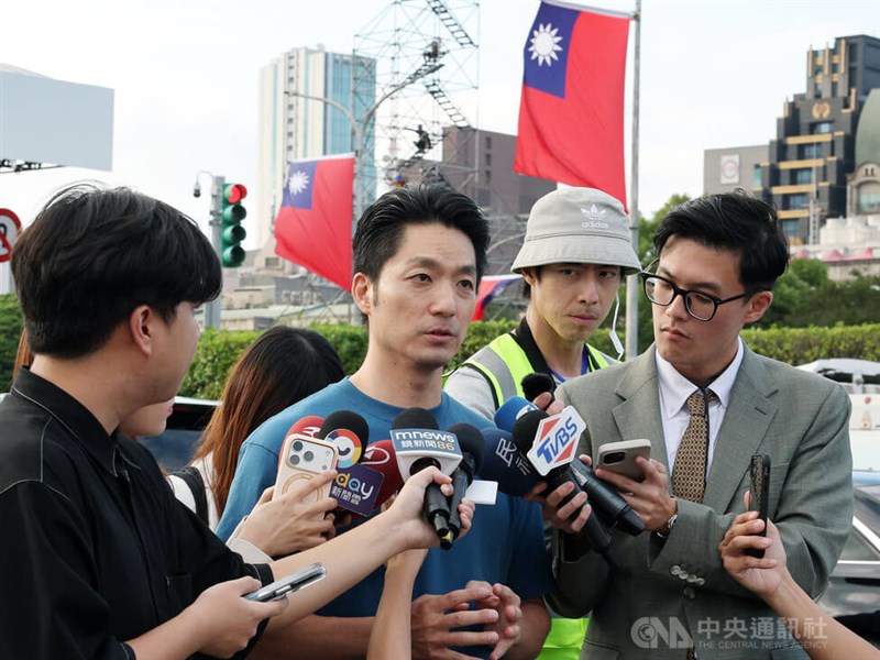 Shen holds 1st Taipei campaign motorcade; Chiang urges debate coordination