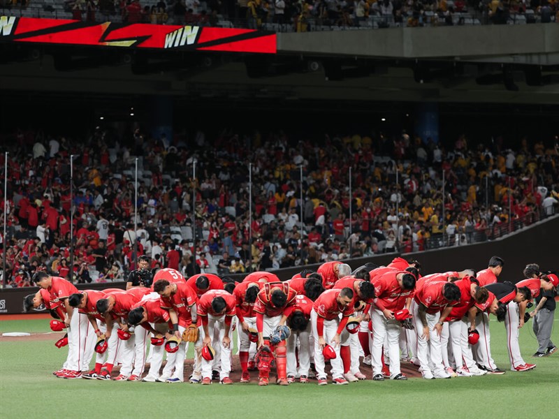 Gant's eight scoreless innings lift Dragons to win in Taiwan Series opener