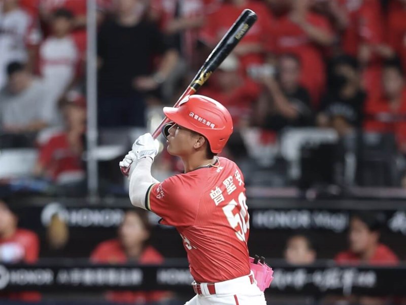 Zeng Sheng-an's three-run homer gives Dragons 2-0 lead in Taiwan Series