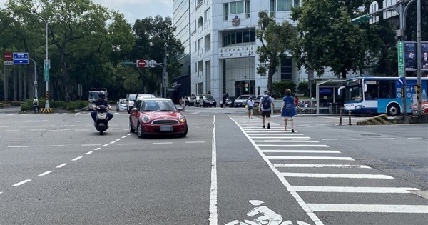 Taiwan maintains 3-meter rule for motorists on crosswalks - Vimarsana News