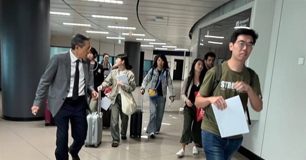I 14 sfollati sono arrivati ​​in Italia da Israele con un volo charter operato da Taiwan