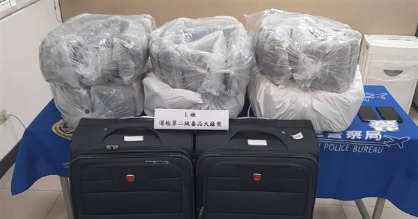 Kanadische Zahnarzthelferin wegen Schmuggels von 32 kg Marihuana angeklagt ...