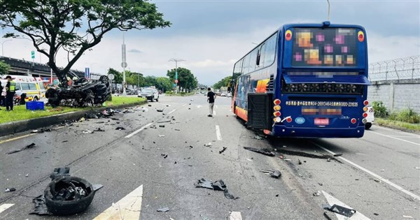 Sedan and tour bus crash in Taipei leaves two dead - Focus Taiwan