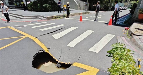 Road collapse occurs in Taipei's Songshan District