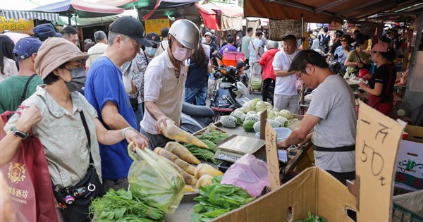 Vegetable, pork prices rise in Taipei amid typhoon approach