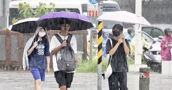 Brief showers, thunderstorms forecast for western Taiwan on Friday