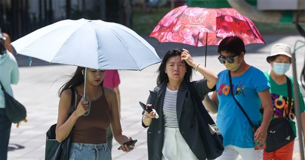 Heat alert issued as temperatures expected to top 36°C - Focus Taiwan