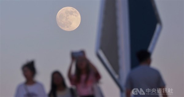 Heat continues to grip Taiwan with highs over 30°C on Tuesday