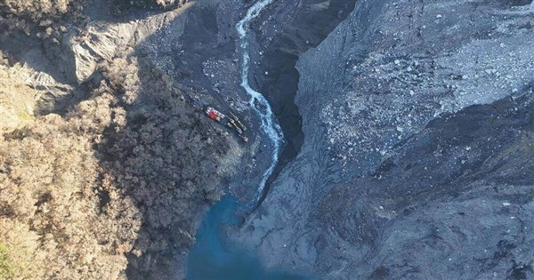 Construction team begins lowering Matai'an Creek barrier lake