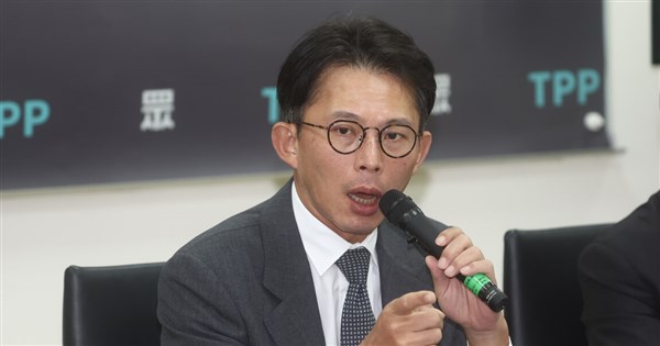 TPP leader Huang signs resignation to implement party's two-year rule