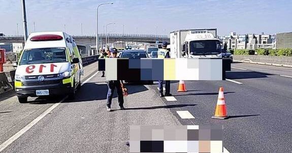 Taichung man stabs woman in park, flees onto highway and is hit by car