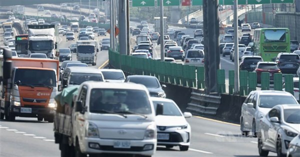 Traffic mostly smooth on 1st day of LNY holiday; heavier flows expected Sunday