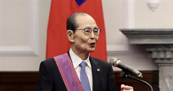 President confers Order of Brilliant Star on Sadaharu Oh