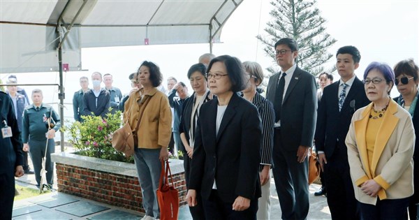 Ex-President Tsai honors Lee Teng-hui, Su Beng on Tomb-Sweeping Day