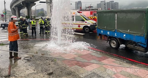 Pedestrian killed, 2 injured after semi-trailer truck crash in New Taipei
