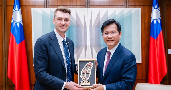 Foreign minister meets with new Lithuanian envoy, pledges closer ties