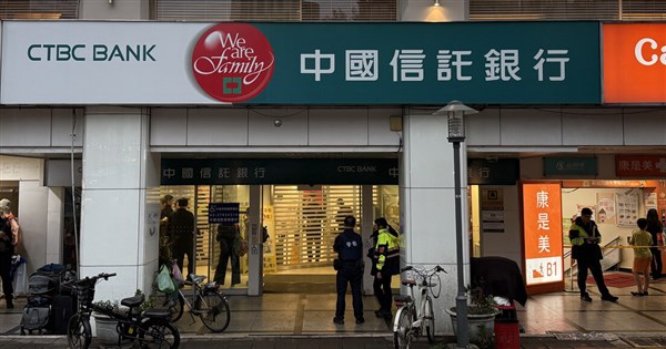 Man arrested after attempted bank robbery using BB gun, fake grenade