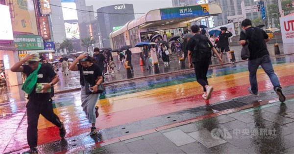 Rain to persist across Taiwan on Saturday before weather stabilizes