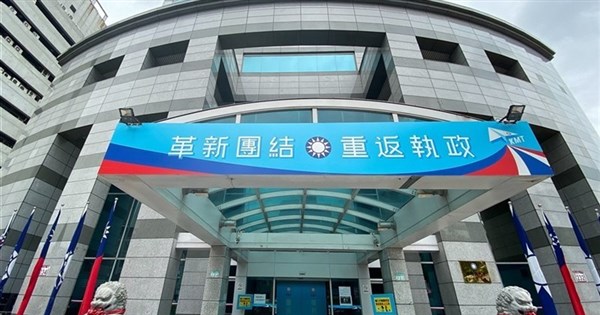 KMT pressures lawmakers on defense bill, TPP undecided