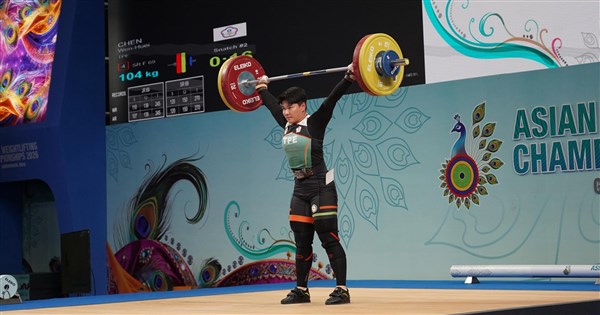 Taiwanese weightlifter wins silvers, sets records at Asian competition