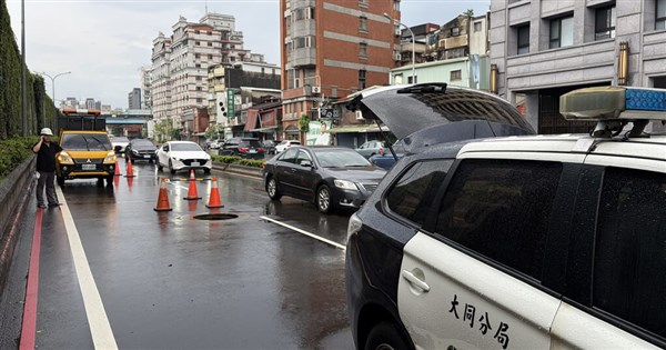 Taipei manhole cover blown off, causing flat tires in 3 vehicles
