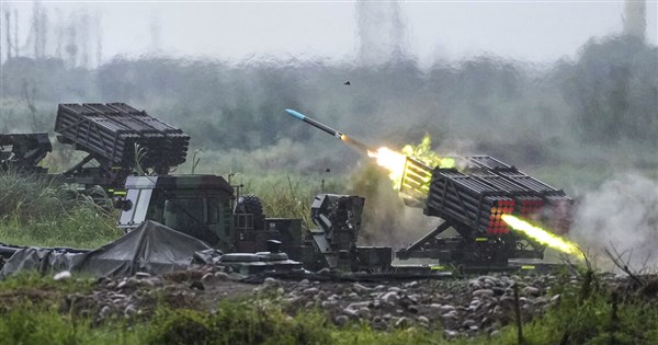 Army simulates defending against amphibious invasion in Taic