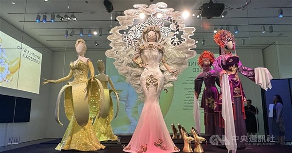 San Francisco museum features Nymphia Wind gowns exhibition