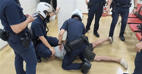 Banqiao man arrested after robbing bank with scissors - Focus Taiwan