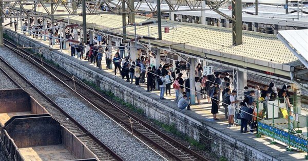 Excavator accident disrupts Taiwan Railway service in Miaoli