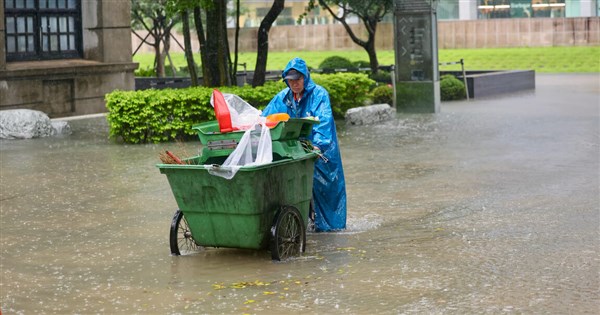 Heavy rain causes flooding across Taipei; 2 workers struck by lightning