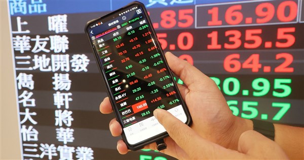Taiwan shares drift lower amid lack of direction