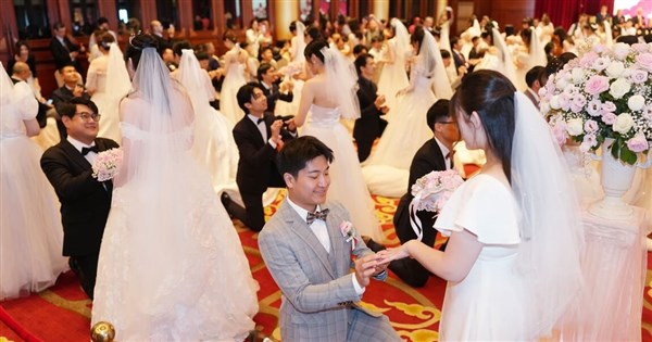 Cho urges newlyweds to have children at Chunghwa Telecom mass wedding - Focus Taiwan