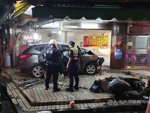 Tiga orang tewas, dua terluka dalam insiden mobil tabrak restoran di Taipei