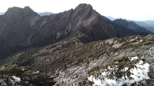 Embun beku terlihat di Yushan saat suhu turun sampai minus 5,7 derajat