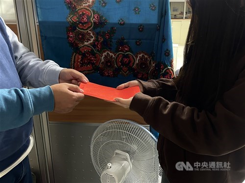 Kisah PMI perawat orang tua diberi angpau saat Tahun Baru Imlek, ada yang sampai NT$60 ribu