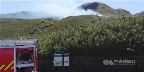 Kebakaran landa Yangmingshan National Park, api masih berkobar
