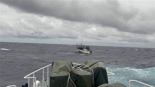 Kapal perikanan dikawal kembali ke pelabuhan pasca kehilangan daya di lepas pantai Yilan
