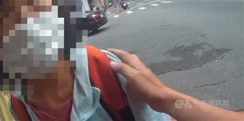 Seorang wanita dikenai sanksi setelah serang istri penulis dalam kampanye pemakzulan