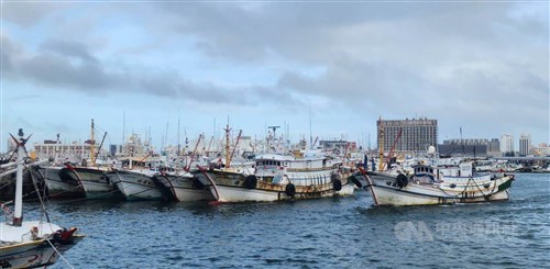 Kapal perikanan kembali ke pelabuhan Penghu menjelang Taifun Podul