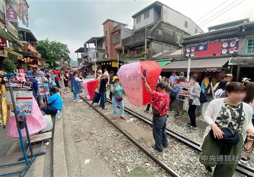 YouTuber Taiwan didenda NT$10.000 karena lepas lentera di atas rel kereta api Shifen