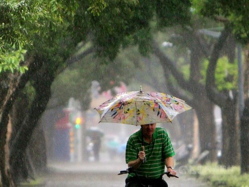 CWA: Hujan lebat turun Rabu sore, suhu diperkirakan lampaui 36°C
