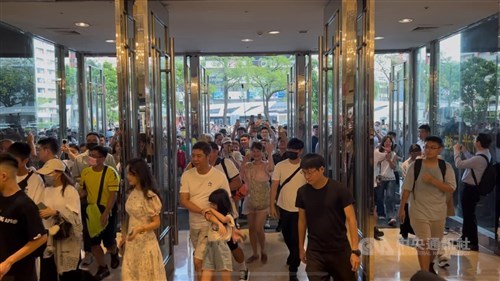Shin Kong Mitsukoshi Taichung buka kembali setelah tutup akibat ledakan gas fatal